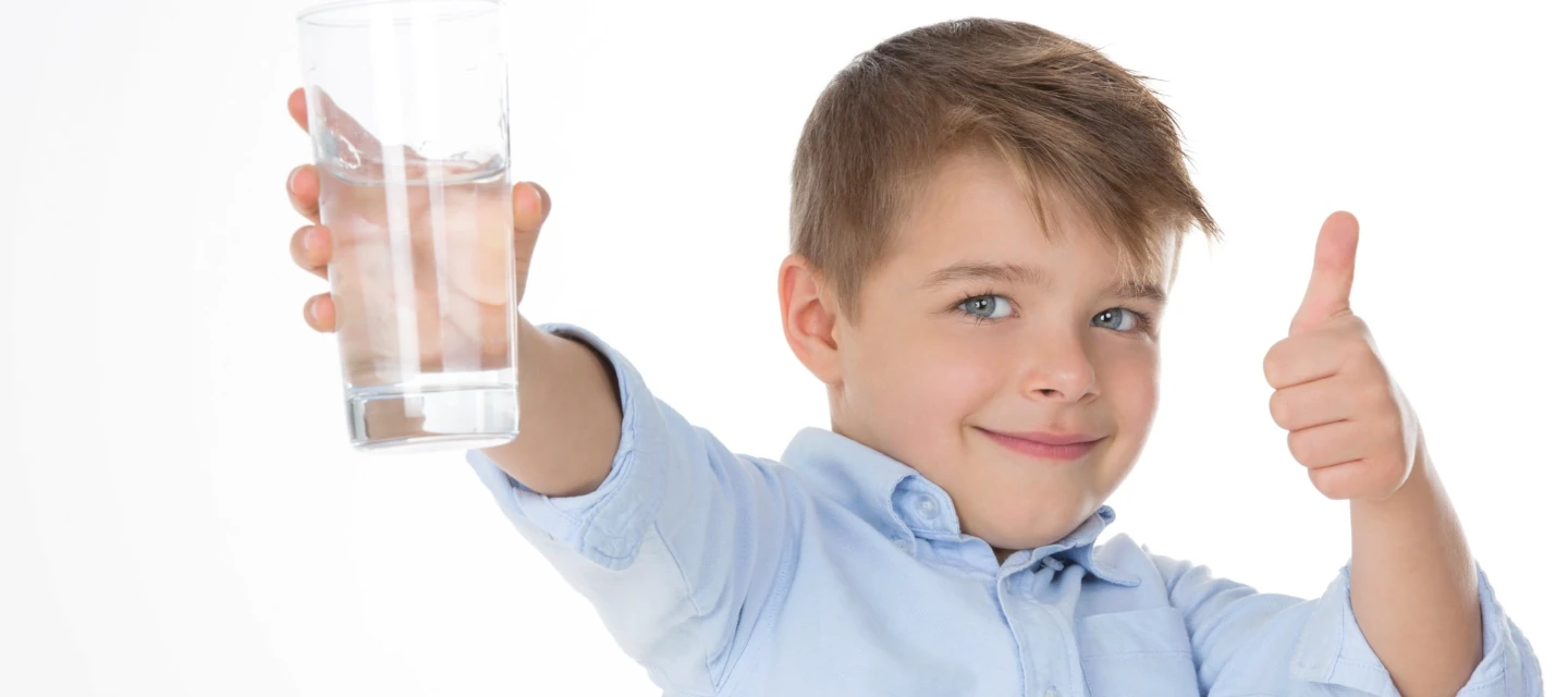 Νεαρό αγόρι με ποτήρι νερό