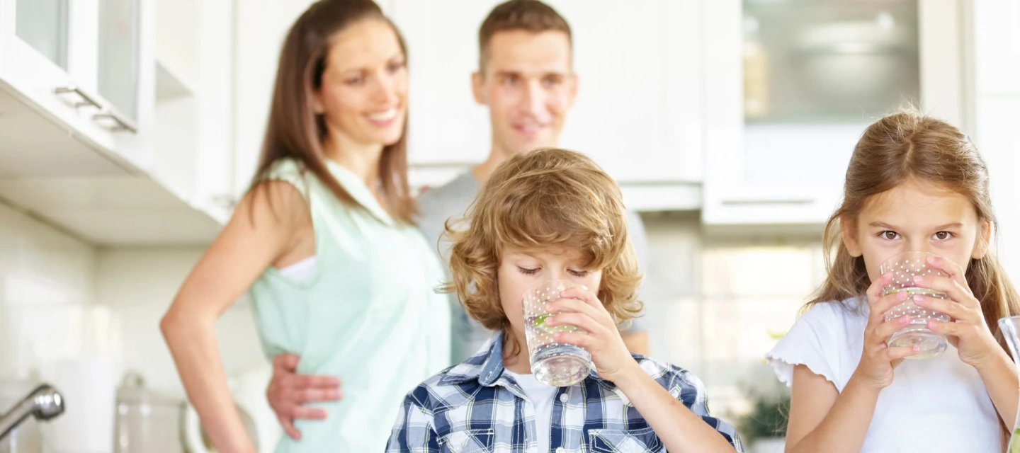Οικογένεια που πίνει νερό